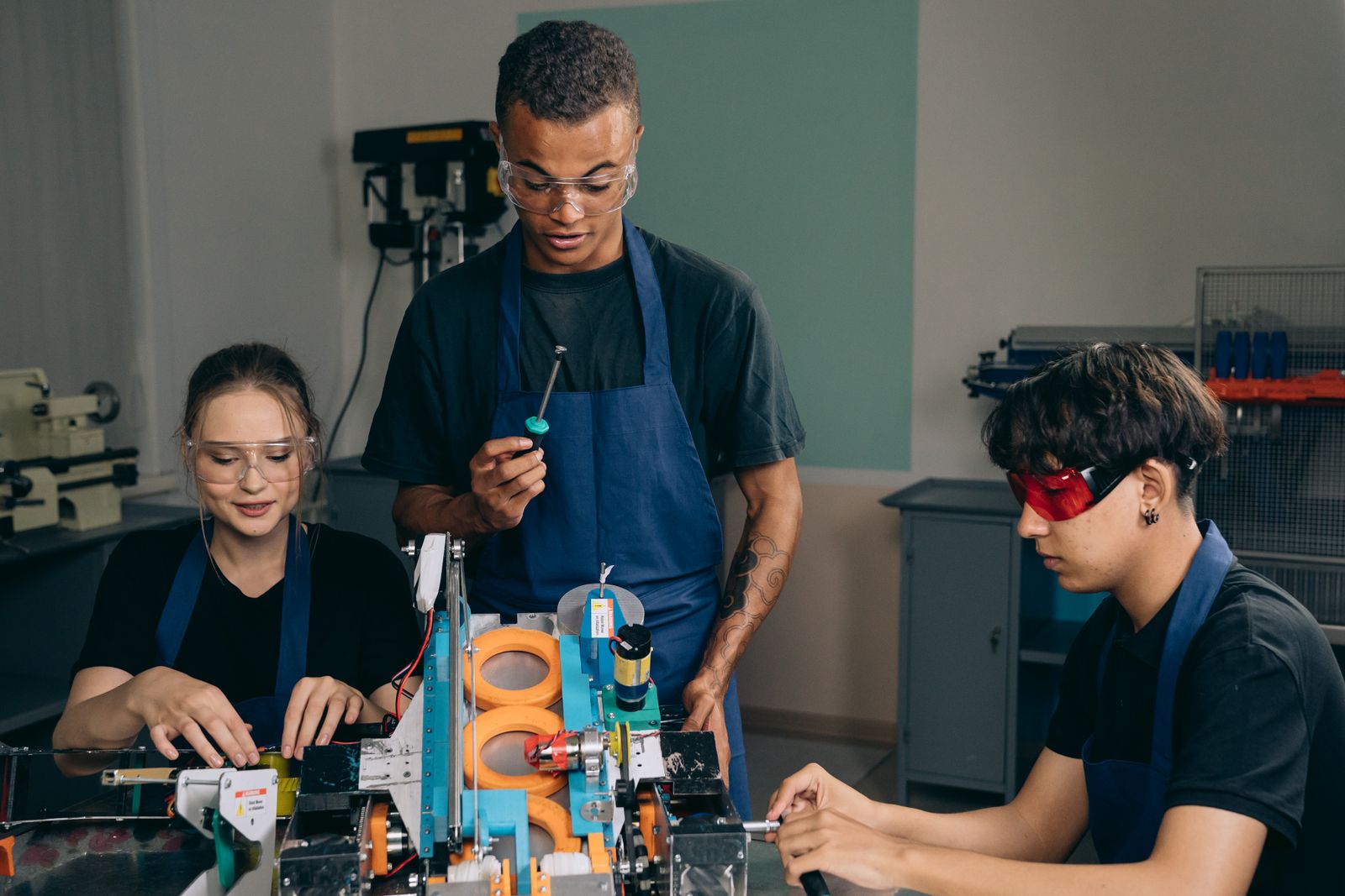 Personas colaborando en un espacio de innovación