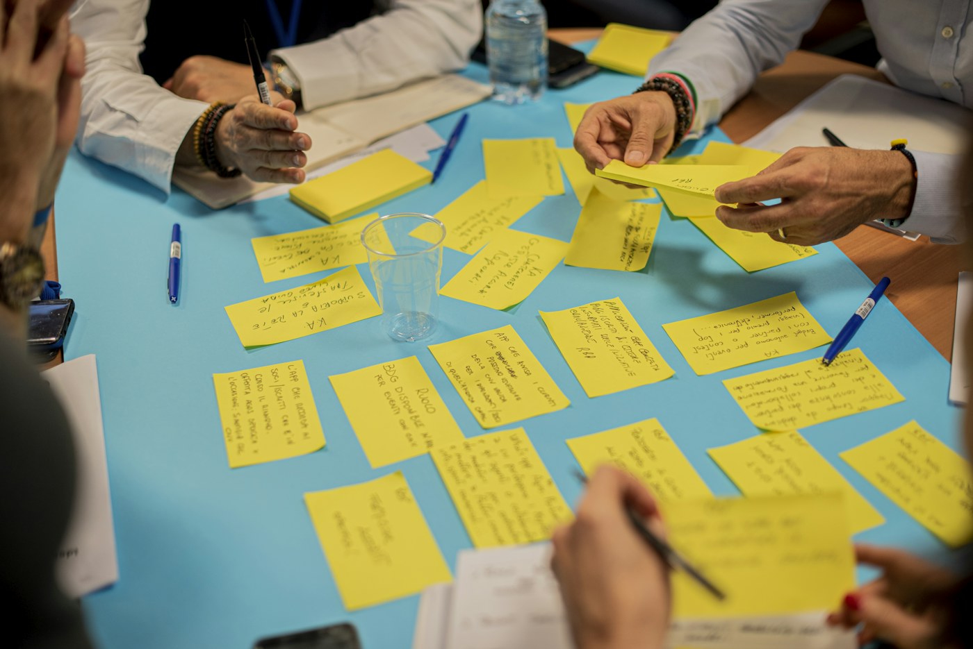 Participantes en un taller de generación de ideas y trabajo colaborativo