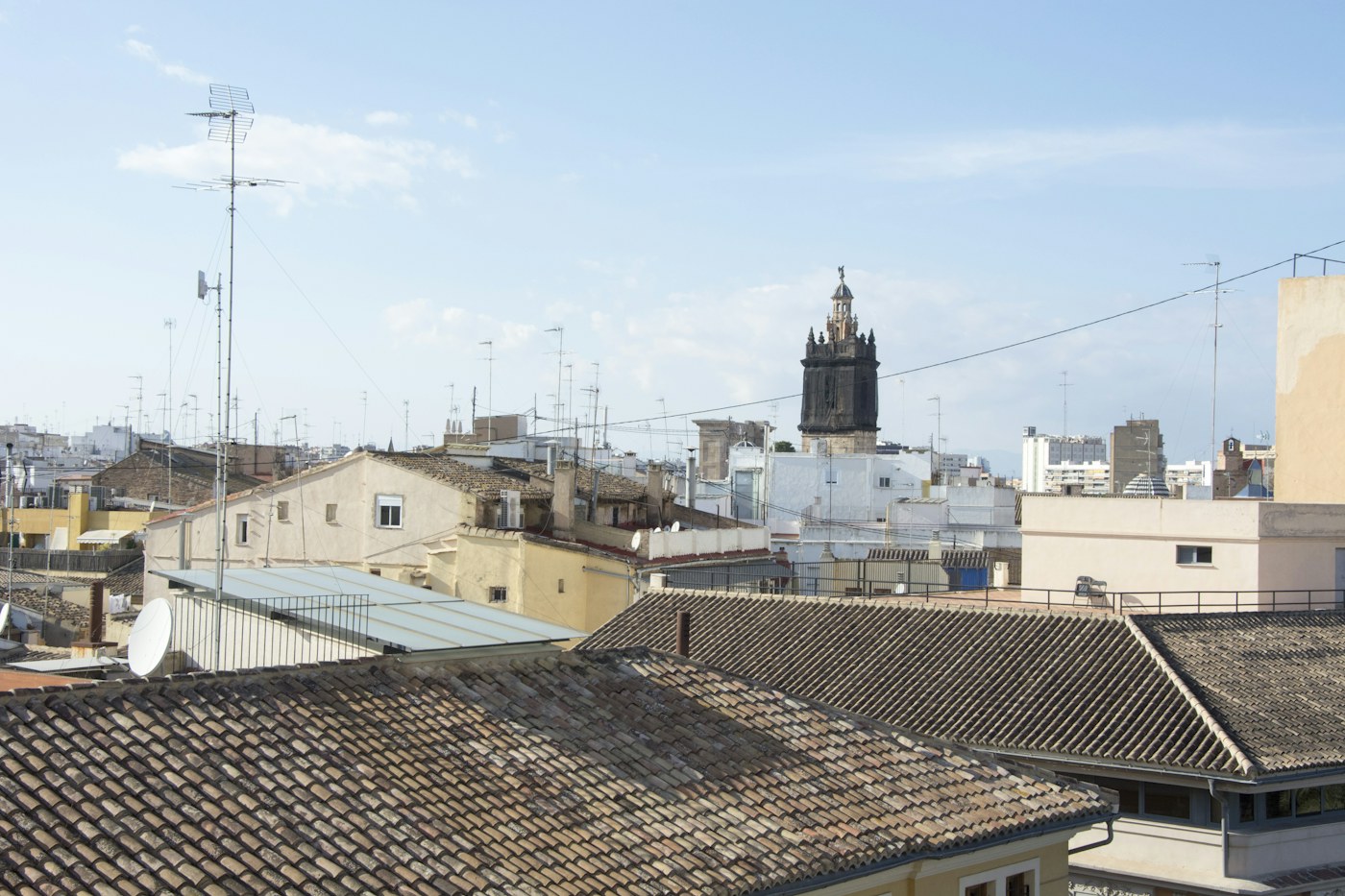 Cubiertas del centro urbano y torre de Santa Catalina en Valencia