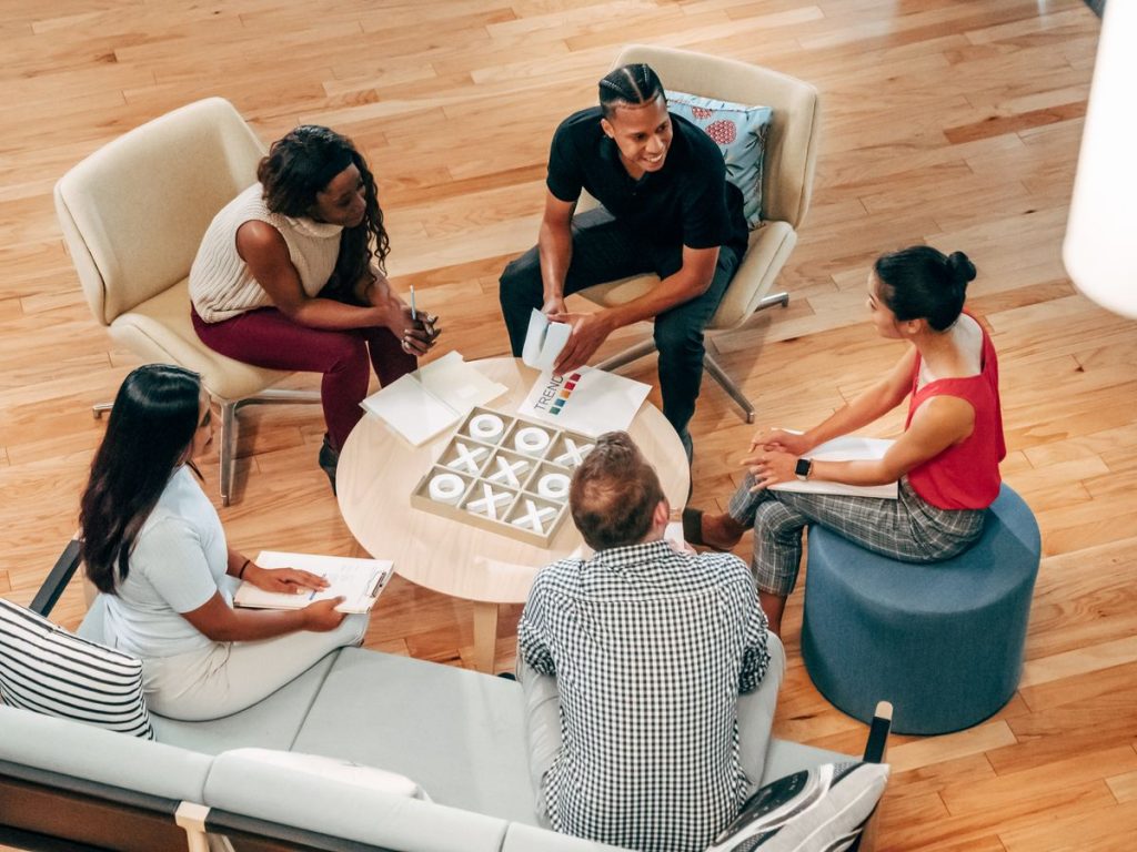 Grupo de personas compartiendo ideas alrededor de una mesa